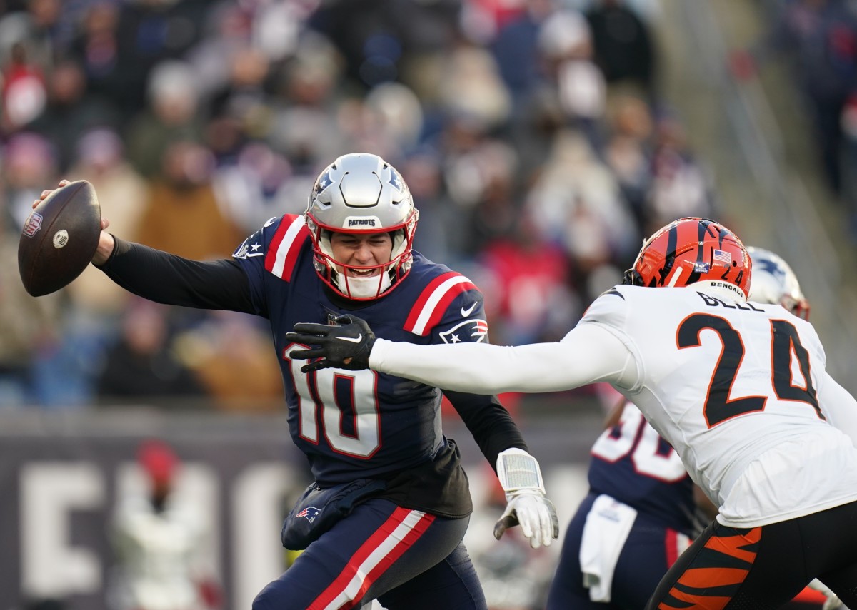 Bengals safety Vonn Bell pursues Patriots quarterback Mac Jones in Week 16.
